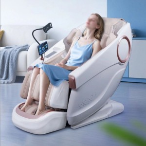 Weißer Massagesessel mit Heizung. Person entspannt in Zero-Gravity-Position mit Fußmassage und Handyhalterung.
