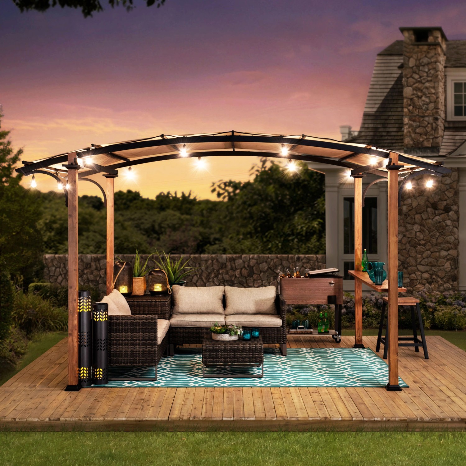 Beige Sunjoy Pergola Skuta (406x259cm) mit Stoffdach und Holzoptik, dekoriert mit Lichterkette.