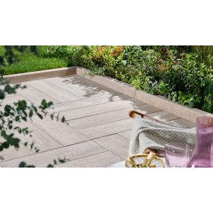 Verlegter Kann Randstein Vero in Sienna-Nuanciert, 100x25x6 cm, als Beet- und Wegeinfassung.