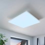 Weiße Eglo LED Deckenleuchte Turcona-Z mit Fernbedienung zur Steuerung der Lichtfarbe.