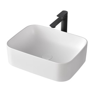 Rechteckiges, mattweißes Emke Aufsatzwaschbecken aus Keramik mit schwarzer Armatur für das Badezimmer.