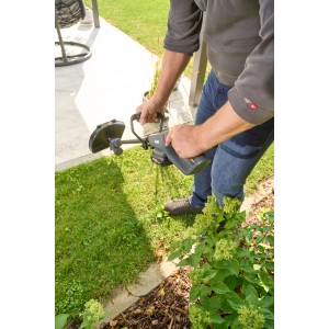 Al-Ko Akku-Rasentrimmer GTD 1830 Greenline Set im Einsatz im Garten.