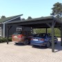 Holzbrüder Doppelcarport Ralf, chromoxidgrün mit Blechdach, zwei Autos parken darunter.