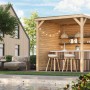 Karibu Pavillon Kvadrat aus Holz mit Bar und Sitzgelegenheit im Garten.