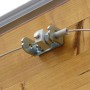Detailaufnahme: Floracord Seilspanntechnik Bausatz mit Edelstahlseil und Spanner an Holzwand.