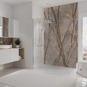 Hochglanz Duschrückwand Marmor-Kastanie von Schulte, 255x150 cm, im Badezimmer.