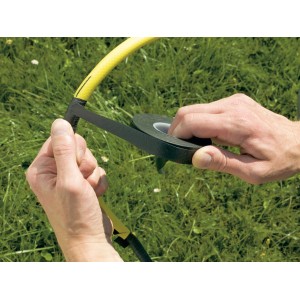 Anwendung von schwarzem, selbstverschweißendem Isolierband zum Reparieren eines Schlauchs.