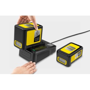 Kärcher Schnellladegerät Battery Power 36 V mit Akku in Ladestation und separatem Akku.