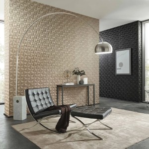 Goldene Vliestapete mit geometrischem Dreieck Design und Metallic-Effekt im modernen Wohnzimmer.