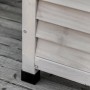 Detailansicht der grauen Holz Gartenbox: Lamellenwand und schwarzer Fuß auf Holzterrasse. Stabile, wetterbeständige Aufbewahrung.