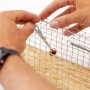 Drahtkäfig-Rattenfalle in Benutzung: Köder wird platziert, um Ratten zu fangen.