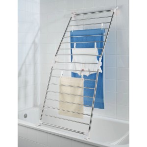 Wenko Badewannentrockner Profi aus Edelstahl mit Wäsche über Badewanne.