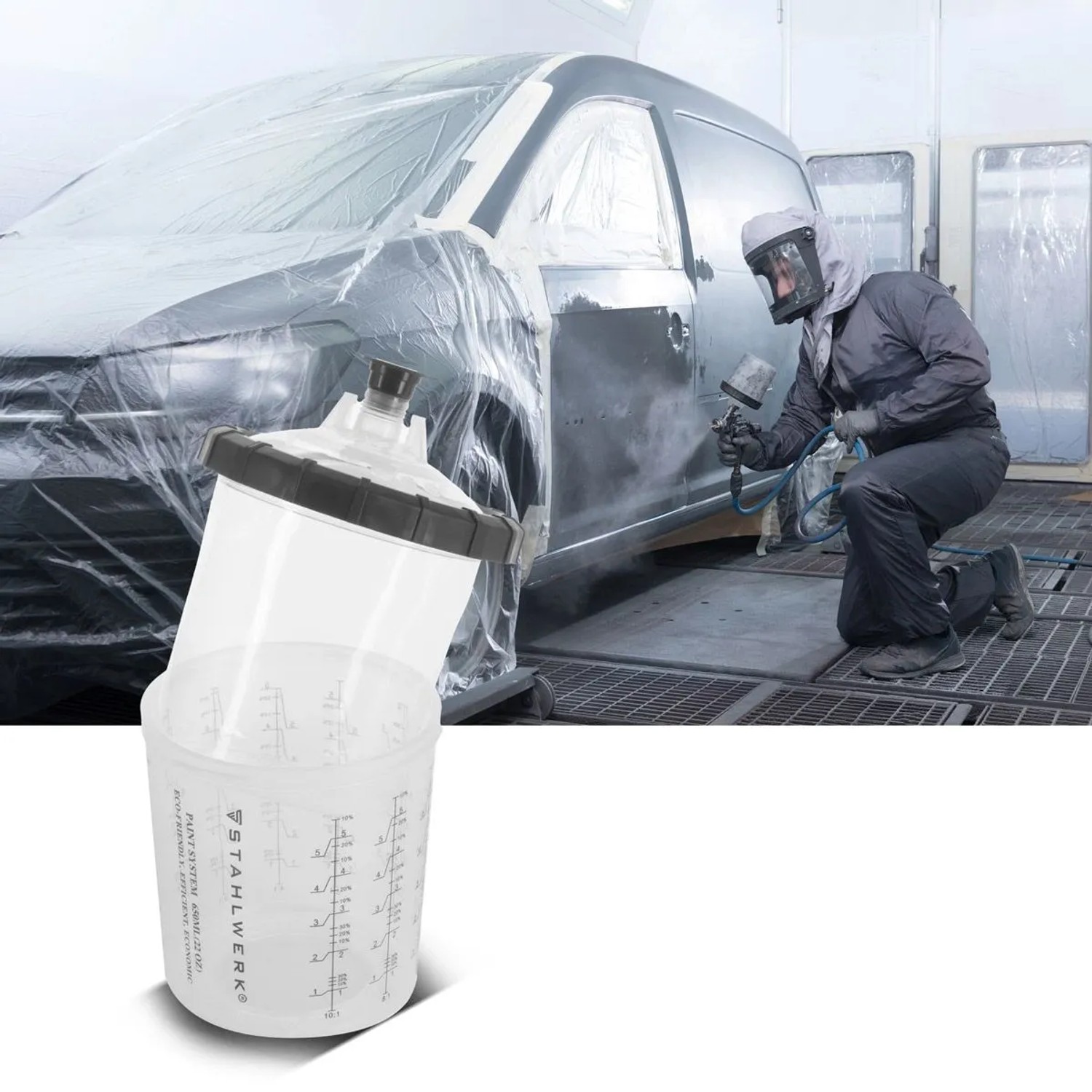 STAHLWERK Mischbecher 650 ml für Lackierpistolen. Transparentes Set mit Skala, genutzt beim Lackieren eines Autos.