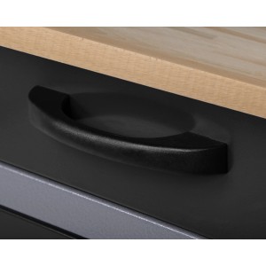 Detailaufnahme: Schwarzer Griff an Schublade der Ondis24 Werkbank aus Metall mit Buchenholzplatte.