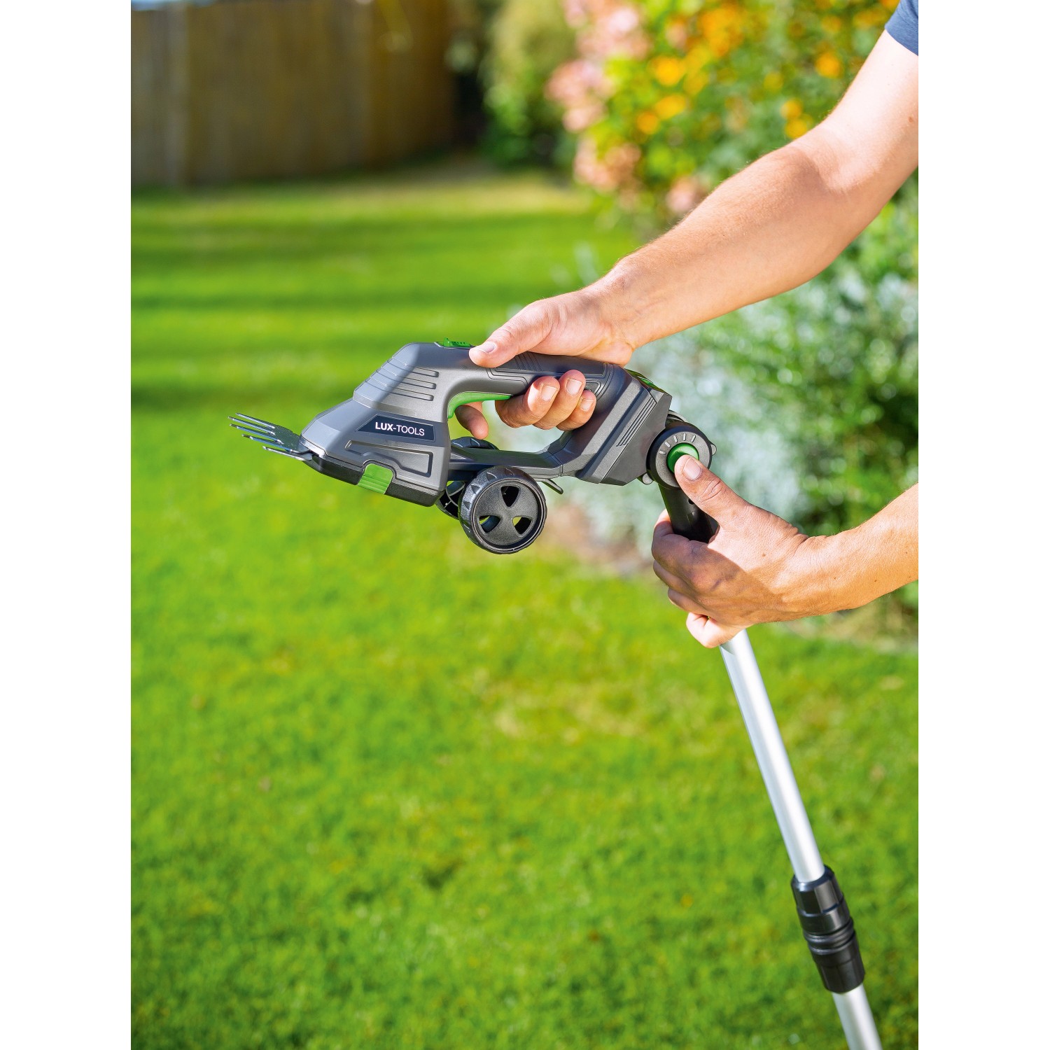 LUX Akku-Grasscheren-Set mit Teleskopstiel und Radsatz in Verwendung.
