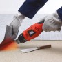 Black+Decker Heißluftgerät KX1693 in Nutzung mit Farbschaber zum Ablösen von Material.