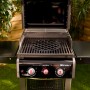 Weber Spirit E-220S Gasgrill mit 2 Brennern, Sear Zone und GBS Grillrost, Frontansicht.