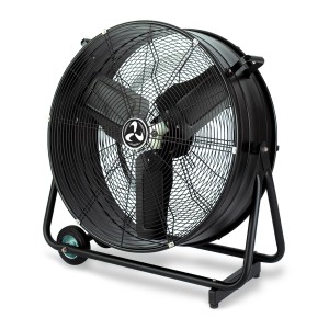 Schwarzer Casafan Industrie Trommelventilator DF600 Eco SL IP54 mit Schutzgitter und Stahlrohr-Standbügel.