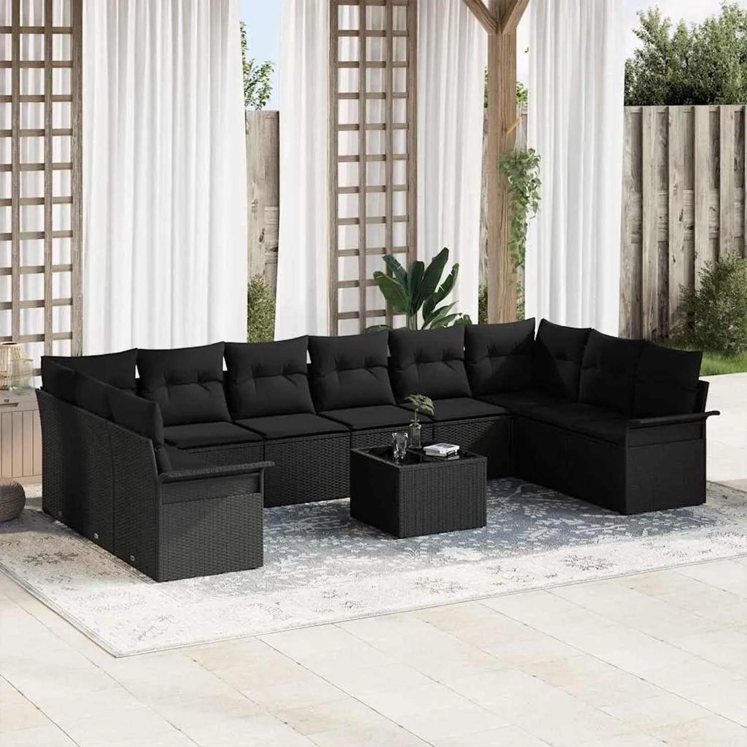Beiges 11-teiliges Garten-Sofa-Set aus Poly Rattan mit Kissen und Tisch.