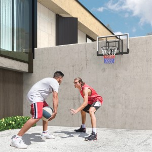 SPORTNOW Basketballkorb aus Stahl und Kunststoff, schwarz, mit zwei spielenden Personen.