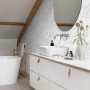 Badezimmer mit Wallpro Waterproof System, transparente Glanzbeschichtung auf Marmortapete.