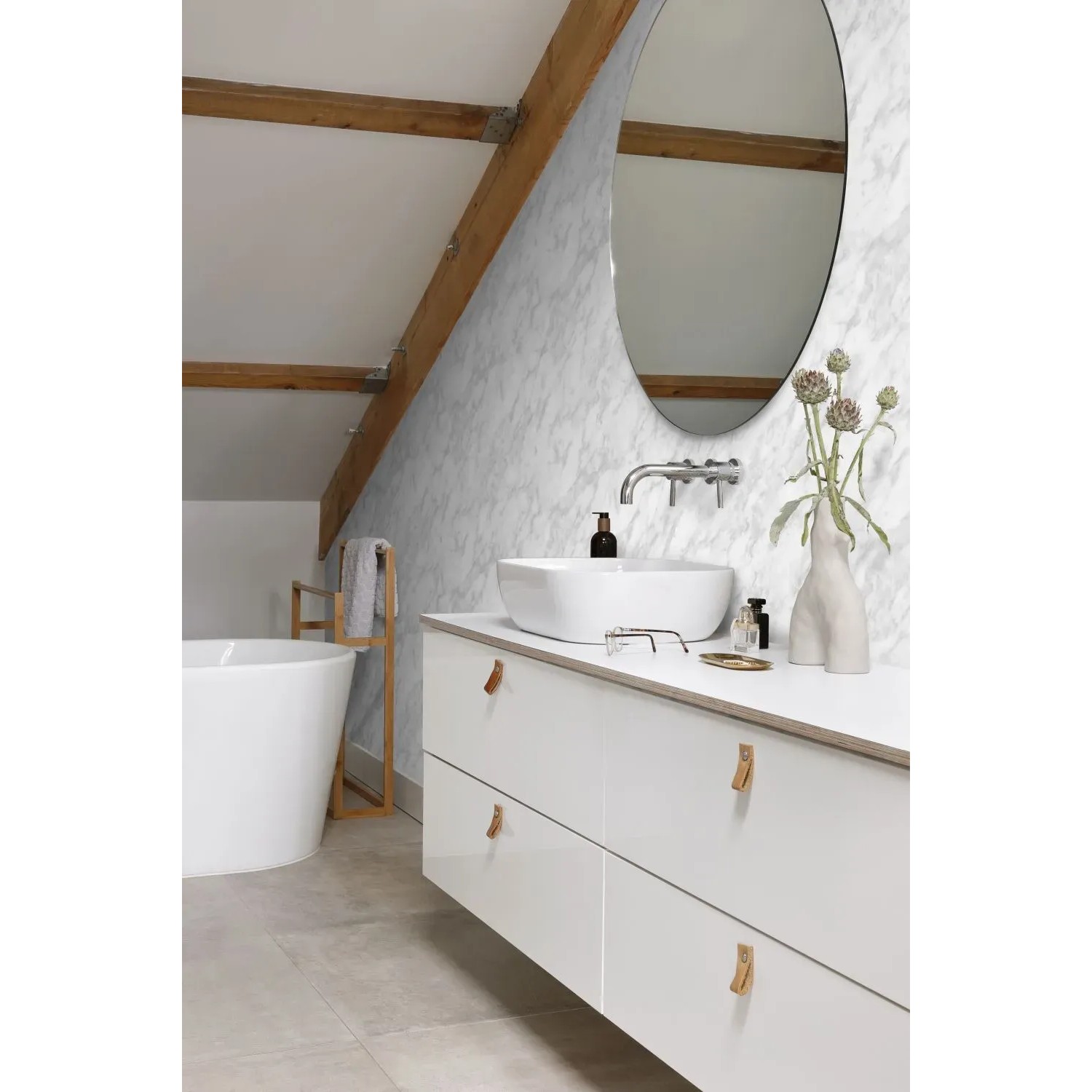 Badezimmer mit Wallpro Waterproof System, transparente Glanzbeschichtung auf Marmortapete.