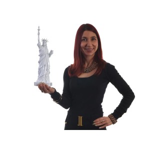 Frau hält weiße MCW Deko Figur Freiheitsstatue in der Hand.