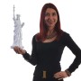 Frau hält weiße MCW Deko Figur Freiheitsstatue in der Hand.