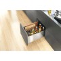 Blum Ambia-Line Flascheneinsatz Oriongrau Matt aus Kunststoff in offener Küchenschublade mit Ölflaschen.
