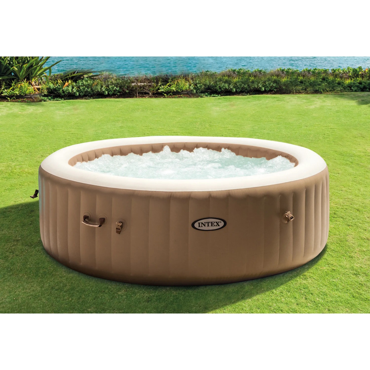 Intex PureSpa Bubble Massage Set für 8 Personen, aufblasbarer Whirlpool im Garten mit Wasser.