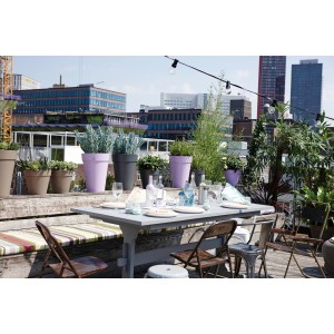 Elho Loft Urban Pflanzsäule, anthrazit, Ø 42cm, auf Dachterrasse mit Tisch und Stühlen.