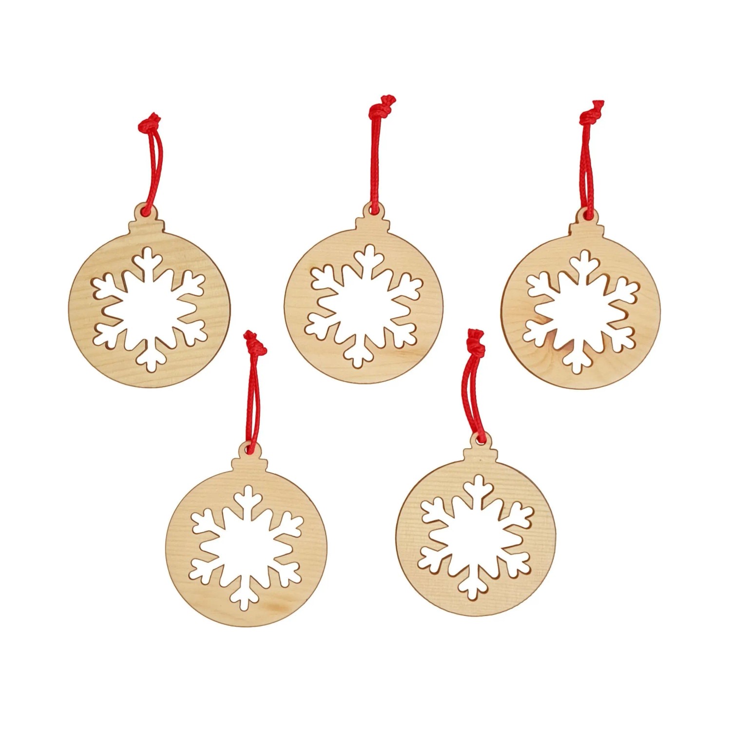 Fünf Christbaumschmuck Glocken aus Holz mit roter Kordel und Schneeflockenmuster.