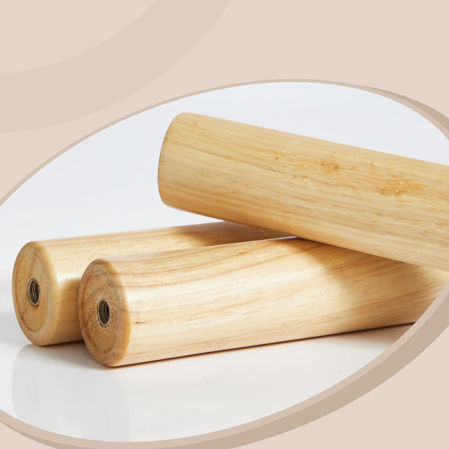 Detailaufnahme: Holzfüße des Songmics Garderobenständers Andi, Naturholz.