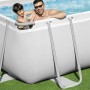 Bestway Stahlrahmenpool-Set, rechteckig, 549x274x122 cm, mit Personen im Pool.