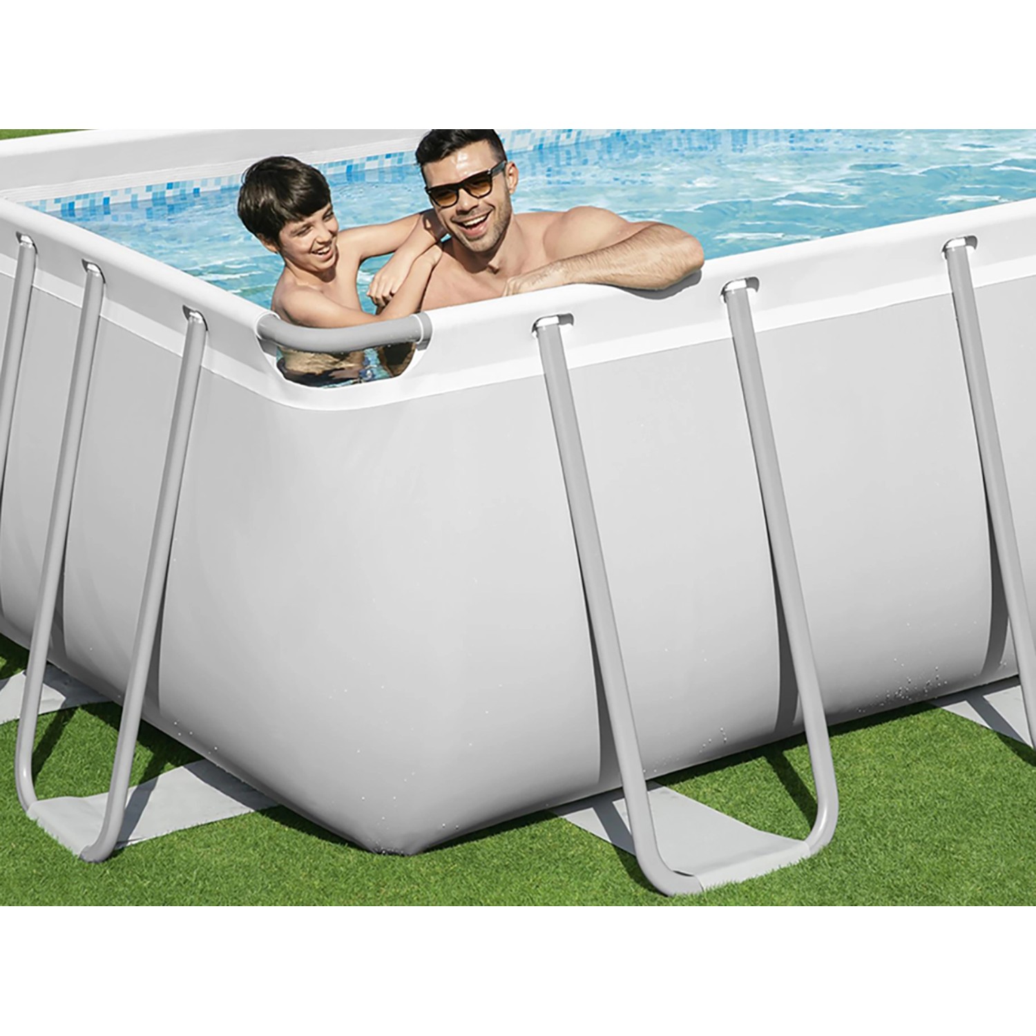 Bestway Stahlrahmenpool-Set, rechteckig, 549x274x122 cm, mit Personen im Pool.