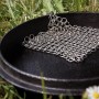 Petromax Dutch Oven Set: Gusseisen-Topf mit Ringreiniger auf Wiese.