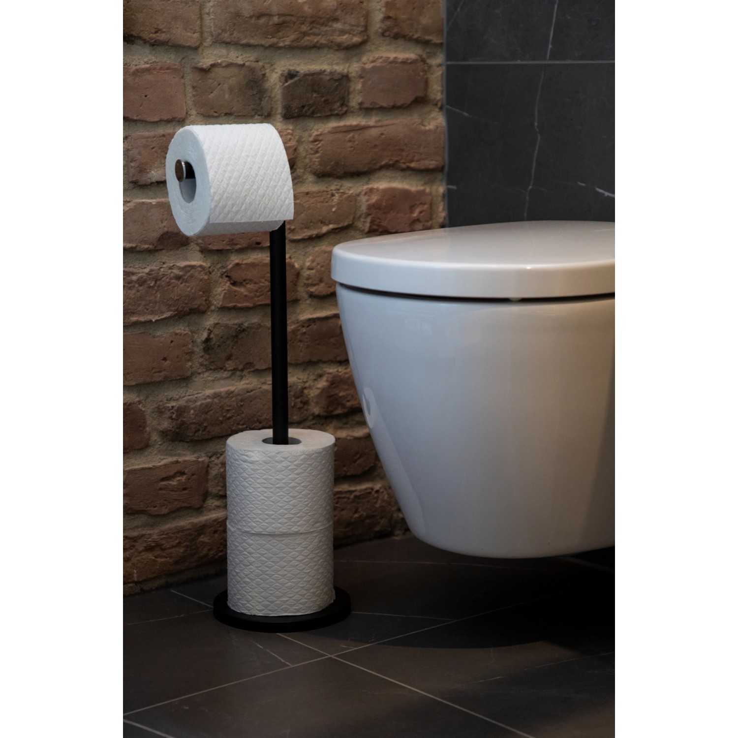 WENKO Stand Toilettenpapierhalter Schwarz mit Papierrollen neben Toilette.