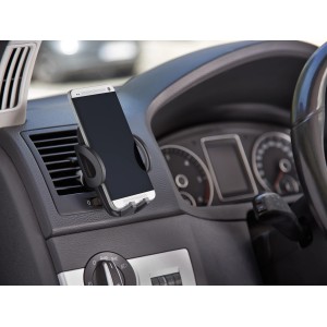 OBI Kfz Smartphone Halterung am Lüftungsschlitz mit eingesetztem Handy.