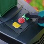 Detailaufnahme: Hand betätigt Startknopf am Bosch Gartenhäcksler AXT 25 TC.