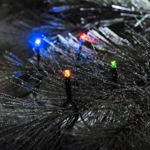 Konstsmide LED-Micro-Lichterkette mit 40 bunten LEDs an einem Weihnachtsbaum.