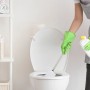 Weiße Relaxdays WC Ersatzbürstenköpfe im Einsatz. Hand mit grünem Handschuh reinigt Toilette für Badhygiene.
