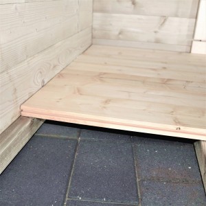 Holzfußboden im Gartenhaus (15m²) mit Sockelleisten (18mm), imprägniert.