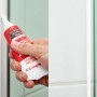 Anwendung von Fischer Dicht Kleber zum Abdichten einer Fuge im Badezimmer.