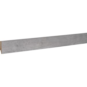 Sockelleiste in Sichtbeton-Optik, 58x19x2400 mm, mit integriertem Kabelkanal.