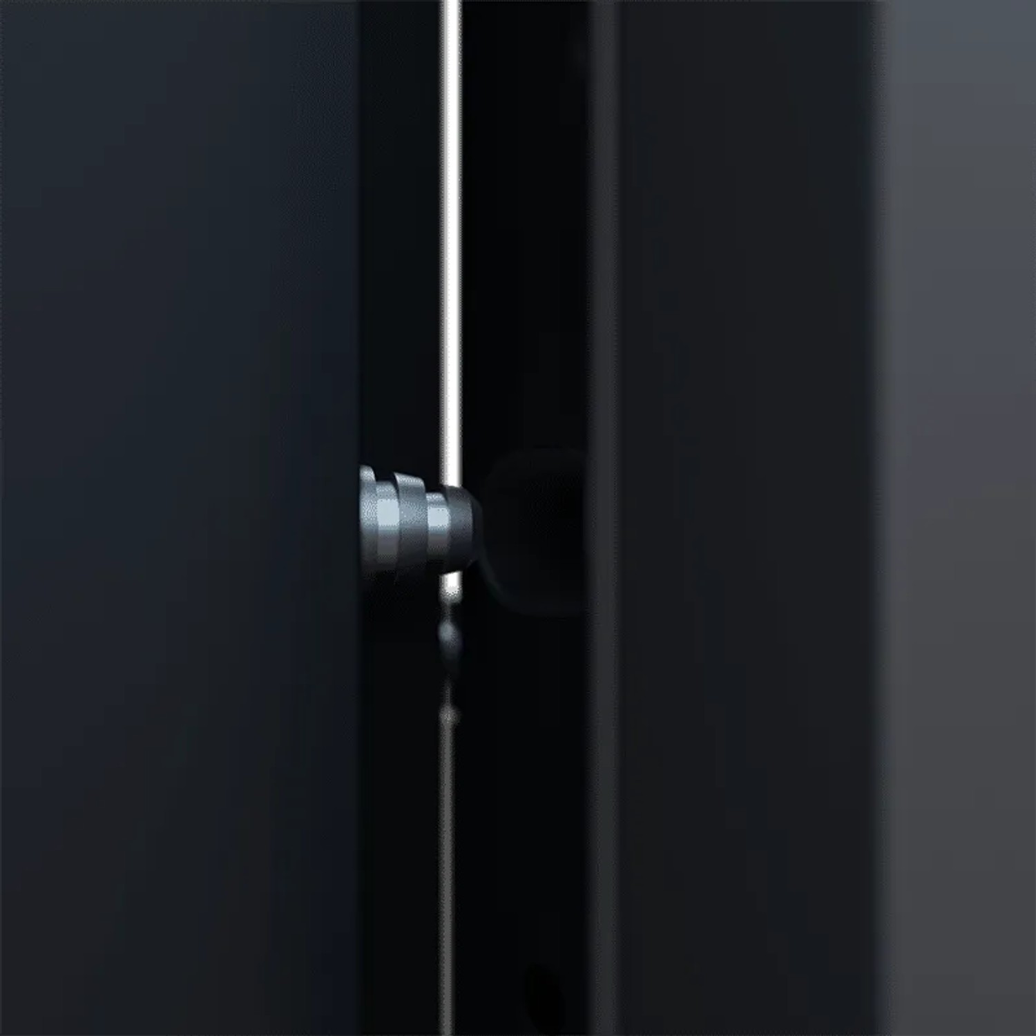 Detailaufnahme: Anthrazitfarbene FM Tür NBT56 mit Drückergarnitur und Profilzylinder.