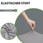 Anthrazitfarbene, elastische Stehtischhusse aus Stretchstoff, von Hand gedehnt. Zeigt Stoffstruktur und Rutschfestigkeit.
