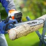 LUX Elektro-Kettensäge E-KS-2400/40 A beim Sägen von Holzstamm auf einer Sägevorrichtung.