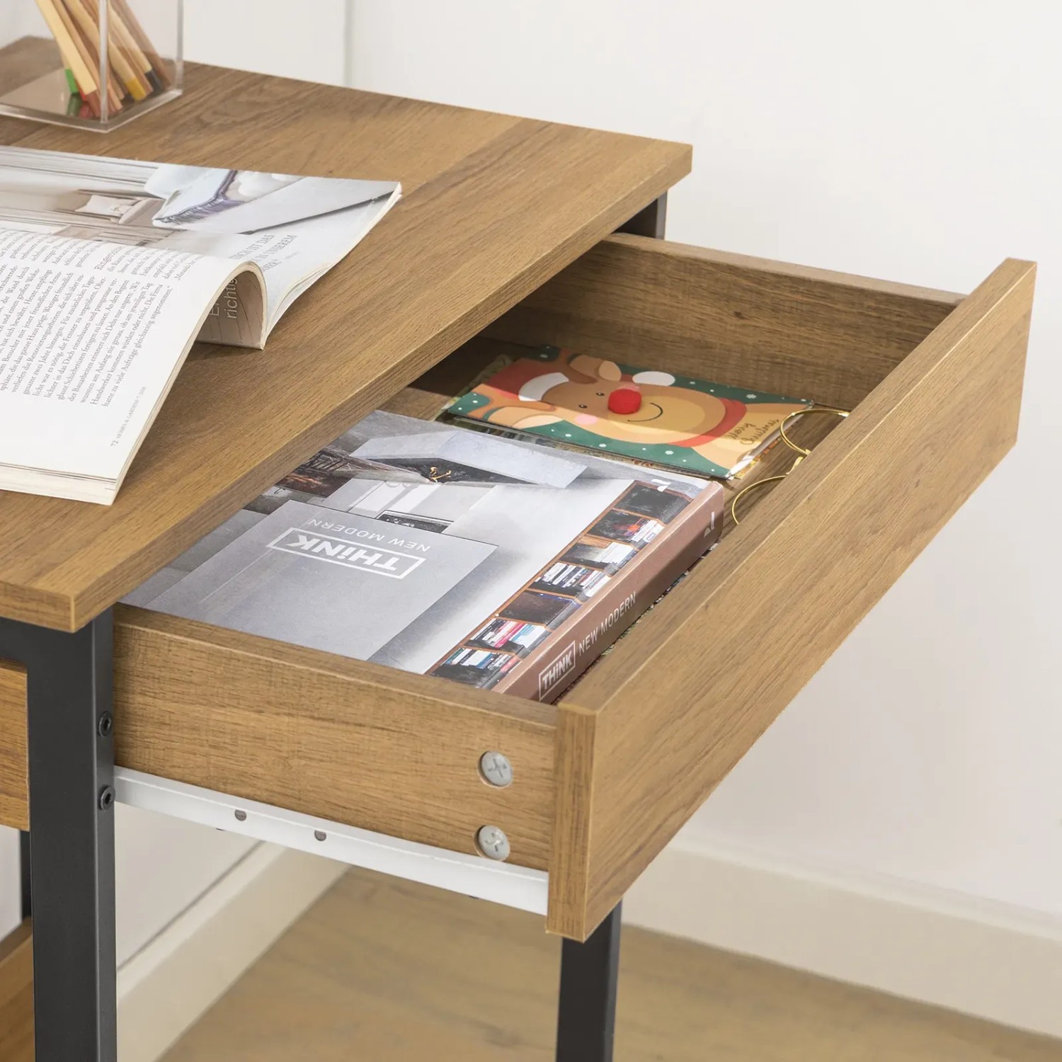 SoBuy Schreibtisch FWT43-N in Natur mit offener Schublade, gefüllt mit Büromaterial.