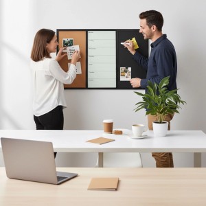 Relaxdays Kombitafel mit Whiteboard, Kork und Kreidetafel im Büro, genutzt von zwei Personen.