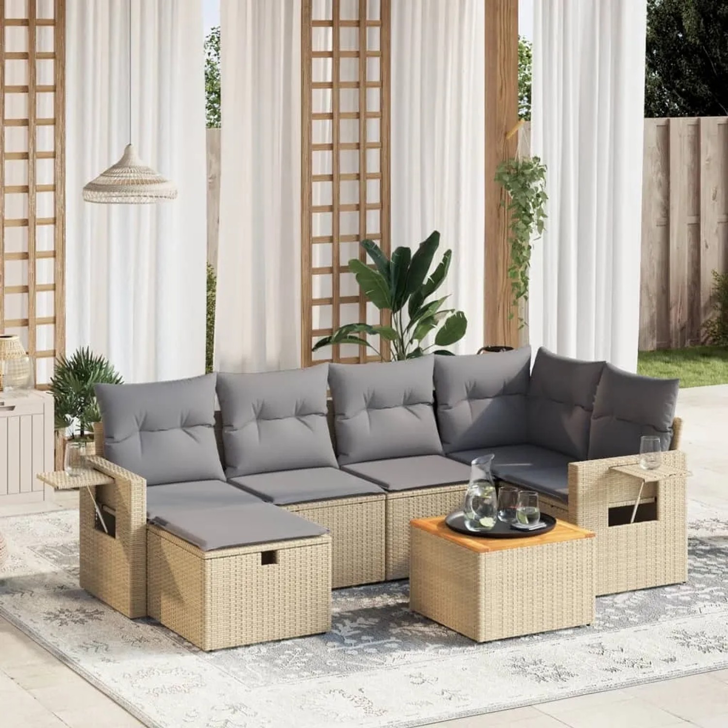 Beige 7-tlg. Garten-Sofagarnitur aus Rattan mit hellgrauen Kissen und Akazienholztisch.
